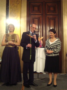 Festakt „30 Jahre HOSI Wien“ im Parlament: Co-Moderatorin Sabine, Moderator Dieter Schmutzer, Gastgeberin Parlamentspräsidentin Mag. Barbara Prammer (30.11.2009)