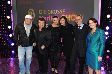 „Die große Karlich-Show“ zum Jubiläum der 2500. Sendung: Stargast DJ Ötzi, Moderator Andi Borg, Barbara Karlich, Opernstar Natalia Ushakova, Dieter Schmutzer, Expertinnen-Kollegin Gabi Fischer (18.12.2012, Sendungs-Ausstrahlung 23.1.2013) (Foto: ORF/Ali Schaffler)