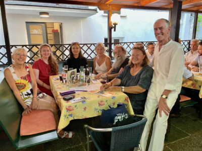 Freundschaftlich und kollegial verbunden mit (v.l.n.r.): Ulrike Hifinger, Andrea Brentano, Herlinde Rameder, Leonore Maurer mit Gatten Philipp Maurer, Maresi Frauendorfer. (Fest zum 25.000sten GeburtsTAG, 12.8.2021)