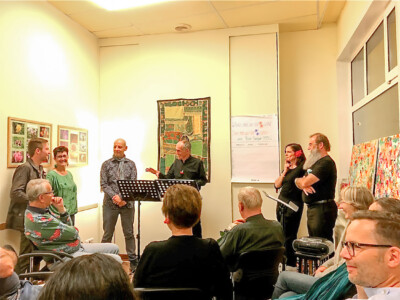 „Flower Power“ - das Abschlussfest im Institut für Lebensgestaltung. Musik-Quiz mit KandidatInnen Andi, Susanne, Markus und den für die Kunst Zuständigen Dieter, Herlinde, Philipp (v.l.n.r.) (29.9.2018)