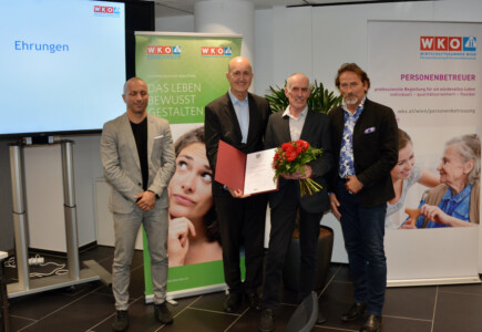 Ehrung für 25 Jahre erfolgreiche Unternehmungsführung durch die WKO/Wien (13.10.2021). Im Bild (v.r.n.l.): Fachgruppenobmann Personenberatung und Personenbetreuung Harald G. Janisch, Dieter Schmutzer, Fachgruppenobmann-Stv. Babak Kaweh, Fachgruppenobmann-Stv. Mario Tasotti (Foto: Brigitte Budes/WKW)