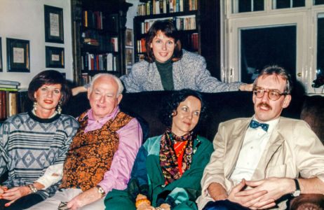 Das legendäre Ö3-Sex-Hotline-Team (Herbst 1989): Gerti Senger, Prof. Ernest Borneman, Rotraud Perner, Dieter Schmutzer (v.l.n.r.), dahinter Moderatorin Martina Rupp (Foto: ORF/Peter Kurz)