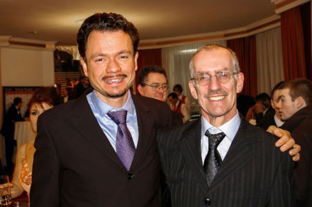 Regenbogenball 2006 im Parkhotel Schönbrunn: Moderator Dieter Schmutzer (re) mit HOSI-Wien-Obmann Christian Högl (27.1.2006)