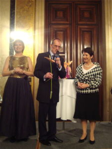 Festakt „30 Jahre HOSI Wien“ im Parlament: Co-Moderatorin Sabine, Moderator Dieter Schmutzer, Gastgeberin Parlamentspräsidentin Mag. Barbara Prammer (30.11.2009)