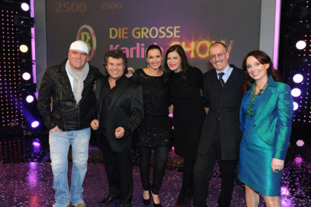 „Die große Karlich-Show“ zum Jubiläum der 2500. Sendung: Stargast DJ Ötzi, Moderator Andi Borg, Barbara Karlich, Opernstar Natalia Ushakova, Dieter Schmutzer, Expertinnen-Kollegin Gabi Fischer (18.12.2012, Sendungs-Ausstrahlung 23.1.2013) (Foto: ORF/Ali Schaffler)