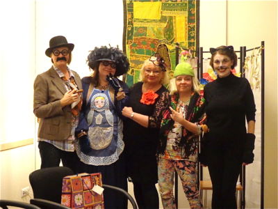 Instituts-Faschingsfest, Kostümprämierung oder „Sag mir, wo die Männer sind“: Ulli, Susi, Malgorzata, Lies, Ulrike (1.3.2014)